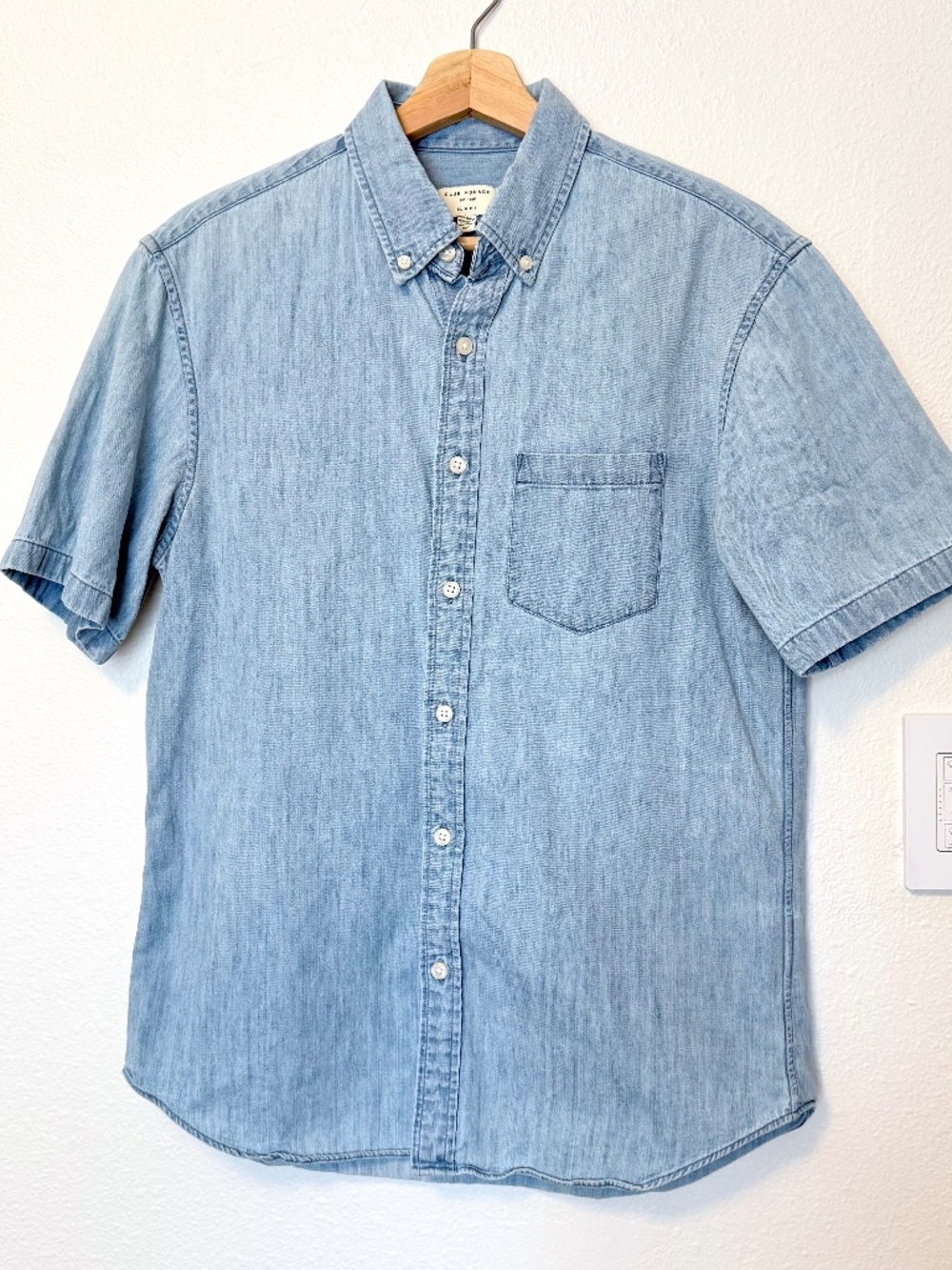 Club Monaco Men’s S Slim Fit Short Sleeve Cotton Denim Chambray Button Up